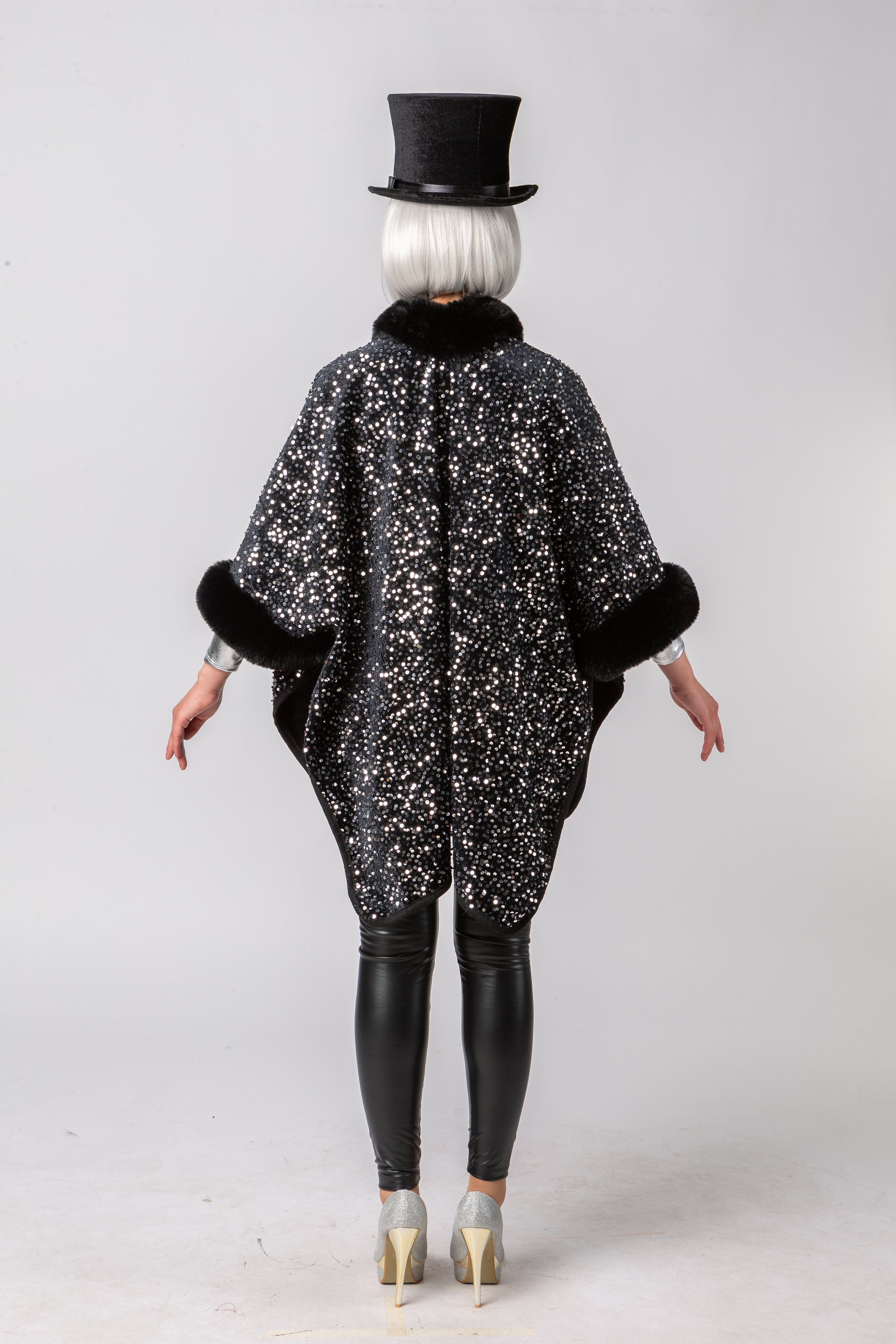 Pailettenponcho, schwarz-silber Pailettenponcho, schwarz-silber