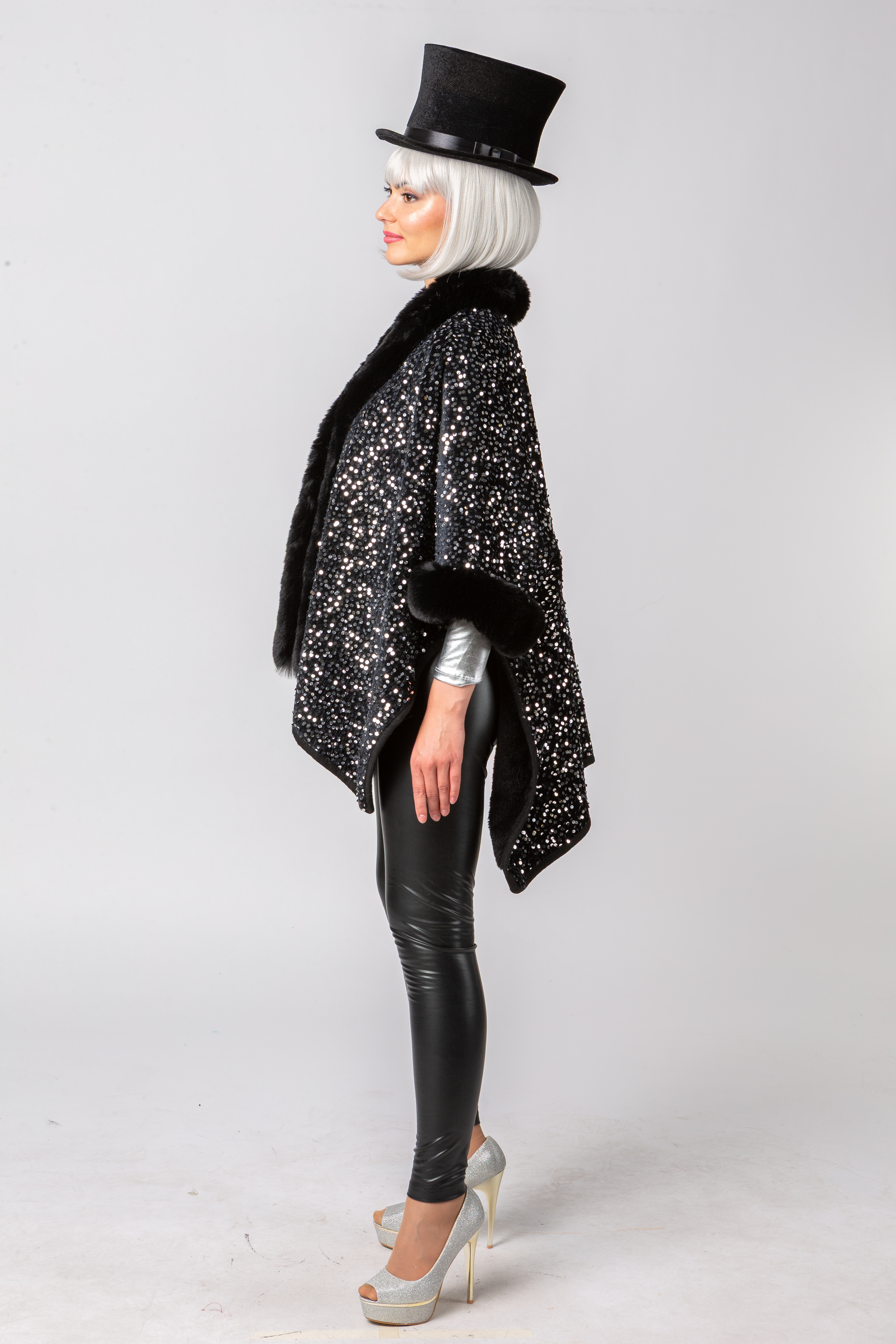 Pailettenponcho, schwarz-silber Pailettenponcho, schwarz-silber